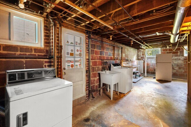Building Photo - 7014 Beechwood Dr