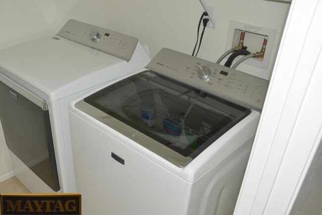 Building Photo - 13686 Sylvan Oaks St