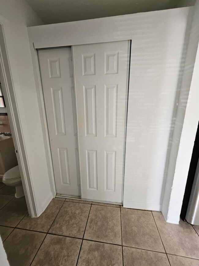 Building Photo - 1100 NE 12th Ave