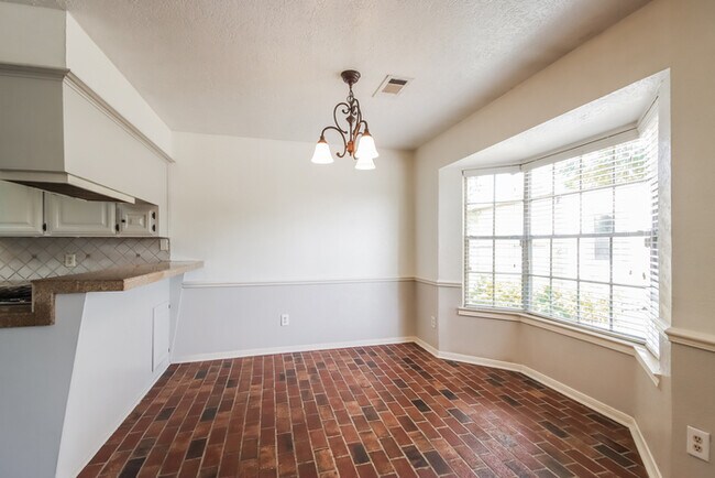 Building Photo - 206 Staples Dr