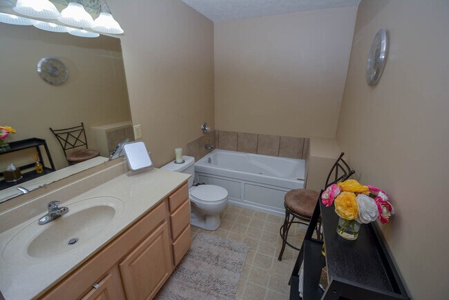 Building Photo - 808 S Silverwood Rd