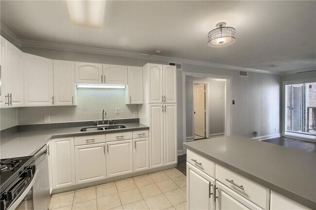 Building Photo - 1304 Summit St