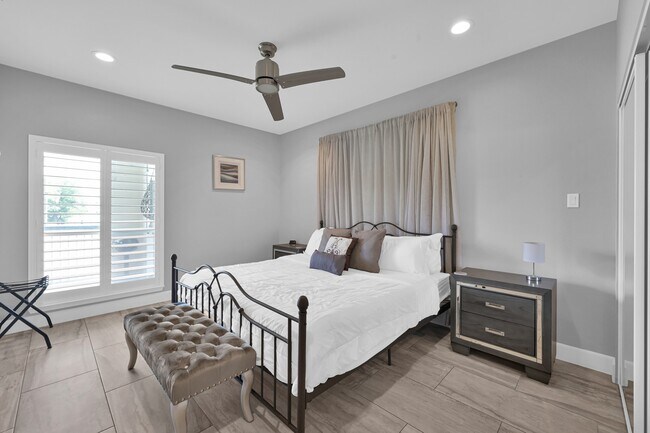 Building Photo - 12800 Melville Dr