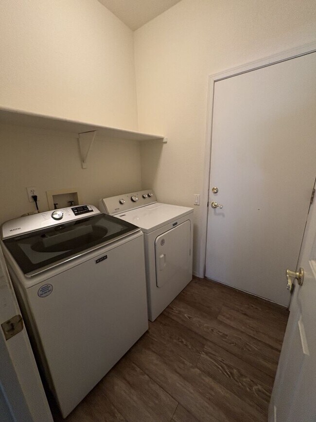 Building Photo - Great eastside location Pet friendly