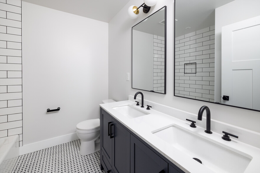 2nd Floor Full Bathroom - 1810 Tasker St