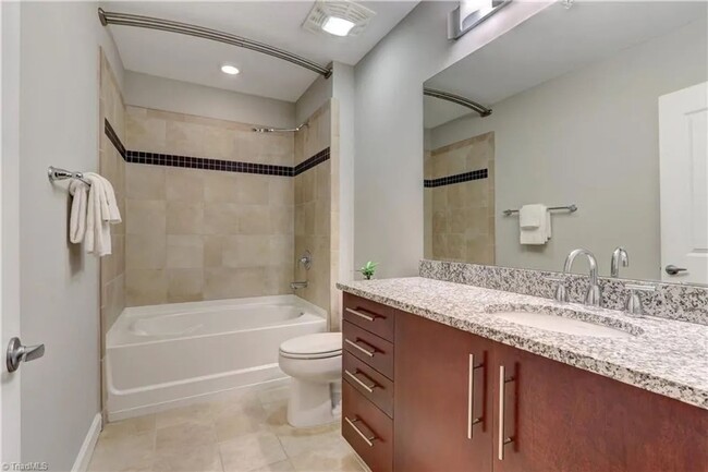 Building Photo - High-Rise Luxury 2 bedroom 2 bathroom cond...