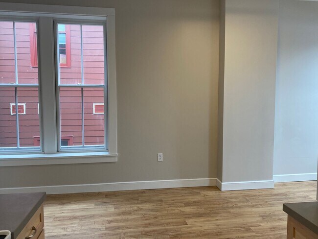 Building Photo - Putnam Winslow– $1,350 – 1 Bathroom Studio, 370 SQ.FT. – UTILITIES INCLUDED, Available 6/8/26