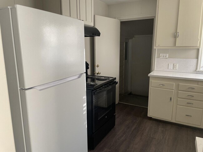 Building Photo - 1040 Spruce St NE