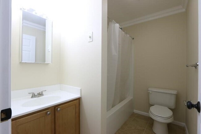 Building Photo - 6 Guild St