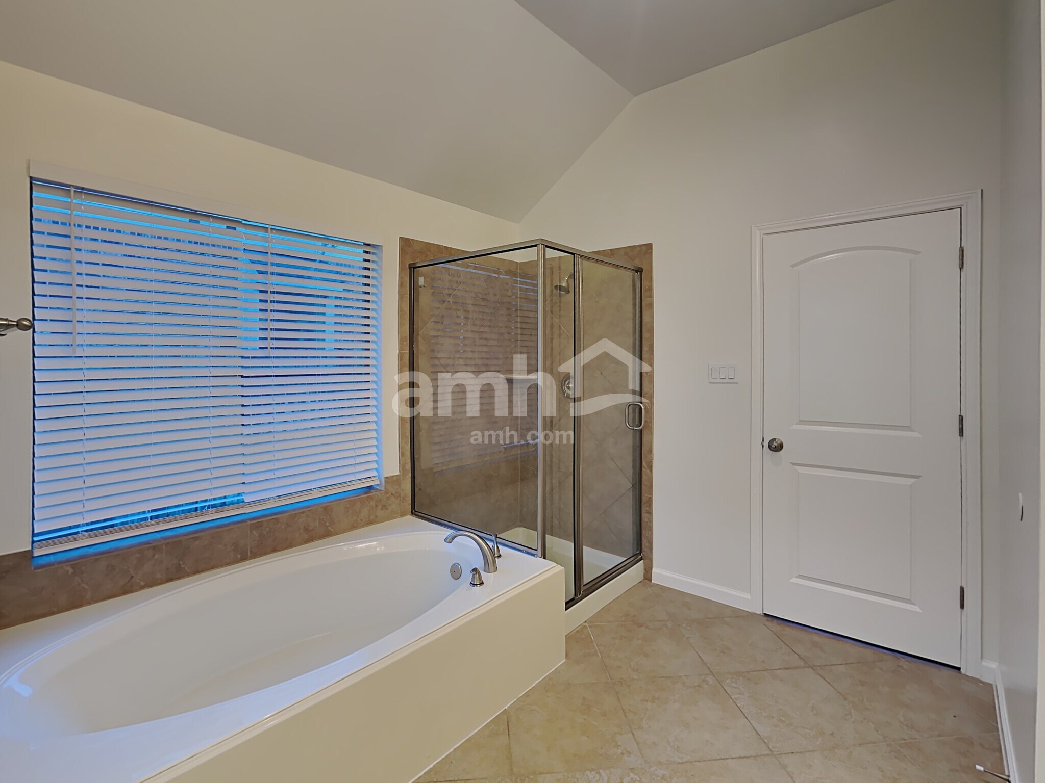 Building Photo - 2515 Pioneer Oaks Dr