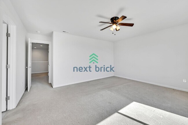 Building Photo - Spacious 5 bedrooms and 3 bathrooms Cul-de...