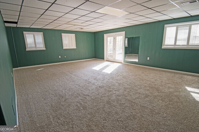 Building Photo - 305 Pinemount Dr
