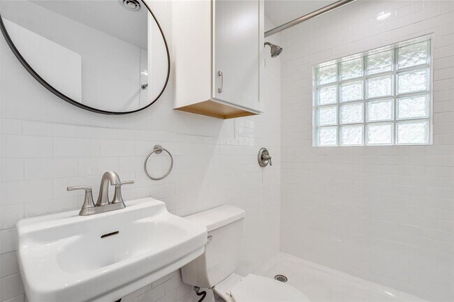 Building Photo - 1202 W 22nd St