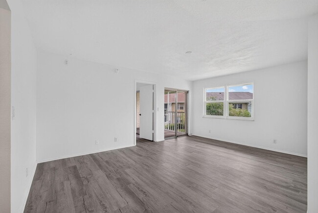 Building Photo - 1536 SE Royal Green Cir
