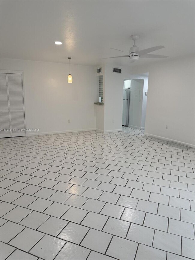Building Photo - 9400 SW 77th Ave
