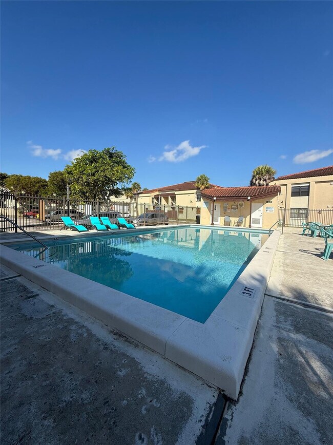 Building Photo - 660 W Park Dr