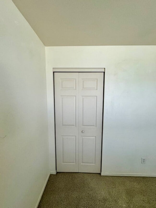 Building Photo - 2 Bedroom 1 Bathroom Unit in 8 Plex