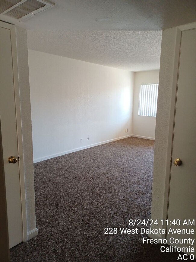 Building Photo - 2 bedroom 1 bathroom unit