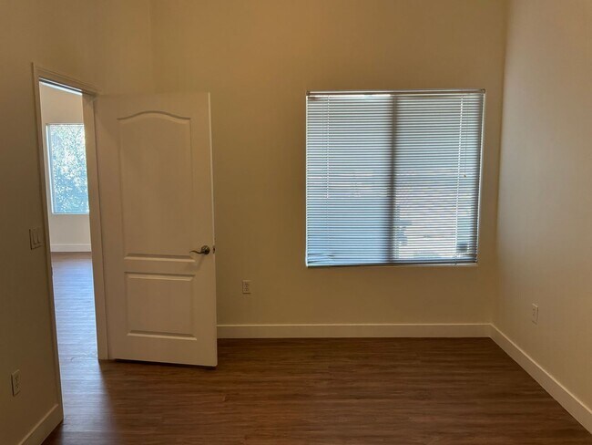 Building Photo - 2 bedroom 2 bathroom Condo