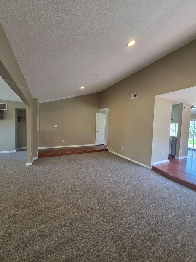 Building Photo - Beautiful 3 bedroom 2 bath Home in Imperial Beach