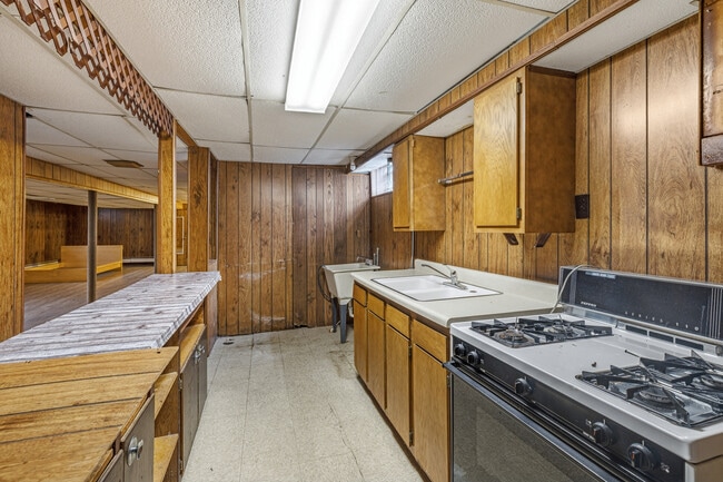 Building Photo - 8736 N Ozark Ave