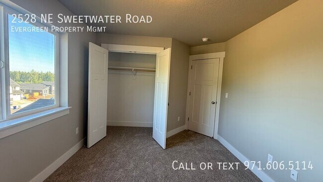Building Photo - 2528 NE Sweetwater Rd