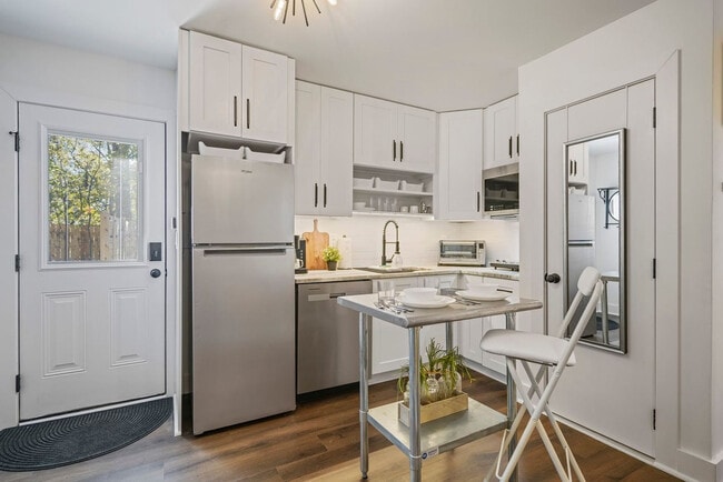 Building Photo - 975 Shadowridge Dr SE