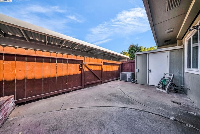 Building Photo - 4446 Seminole Way