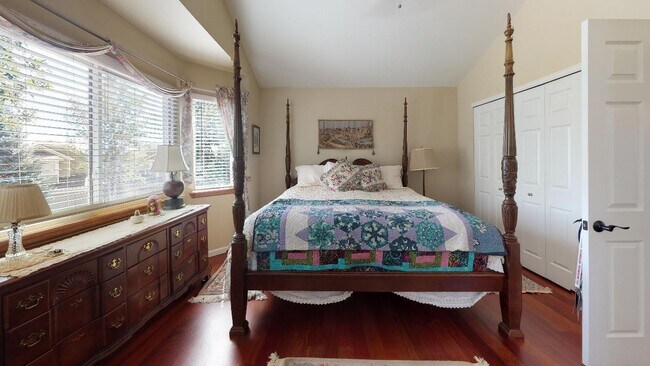 Building Photo - Beautiful sunny home