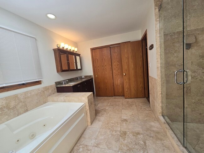 Building Photo - 1565 Old Barn Cir