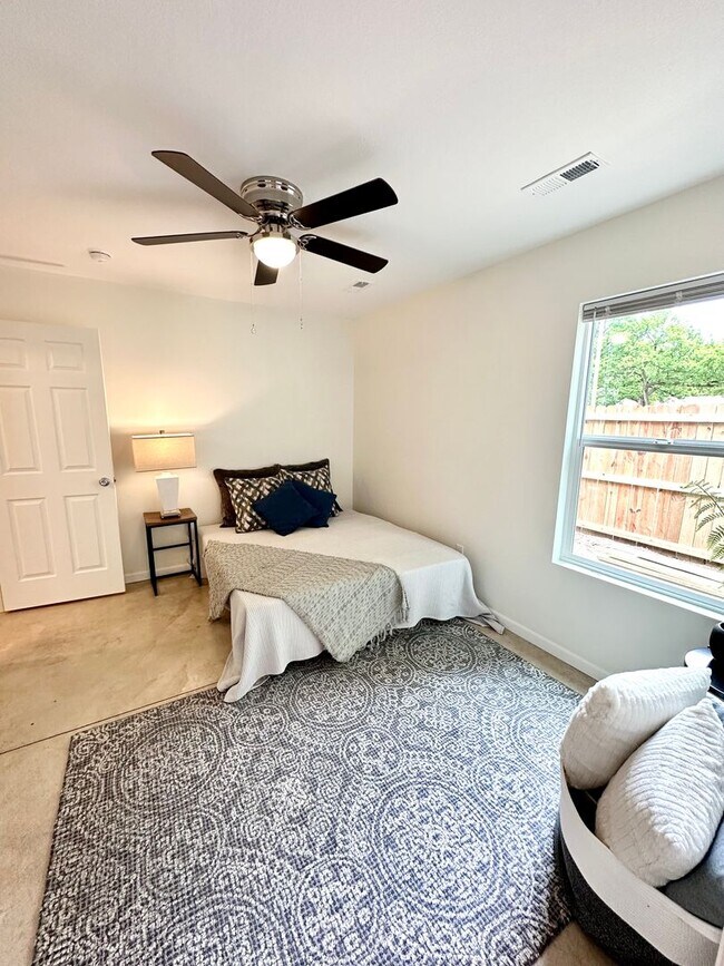 Building Photo - UPDATED  DUPLEX!!! with Garage