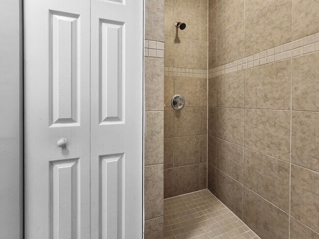 Building Photo - 3290 Hillsdale Ave