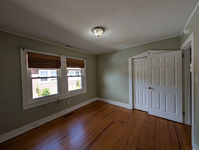 Building Photo - Swannanoa Bungalow!