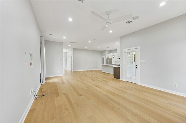Building Photo - 304 Hogan St