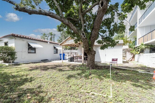 Building Photo - 2567 SW 21st Ave