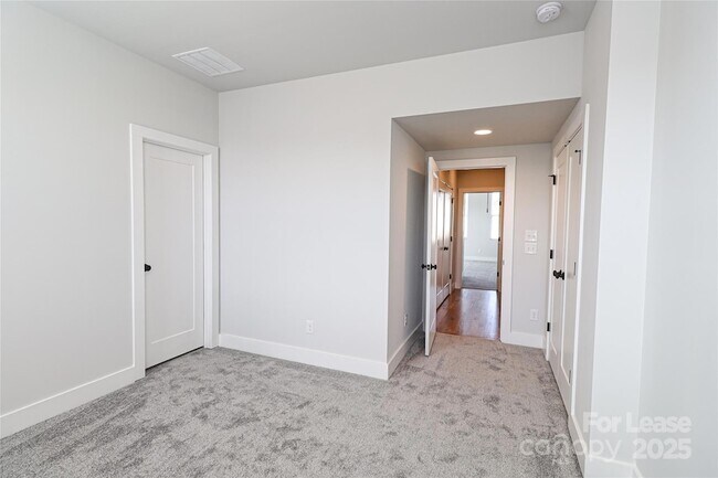 Building Photo - 2027 Isom St