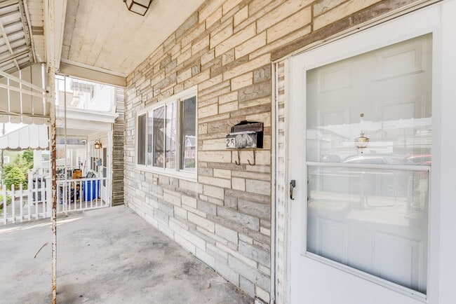 Building Photo - AVAILABLE July 2026 - Huge 5 Bedroom, 2 Bath Home in South Side Slopes w/ Garage Attached!