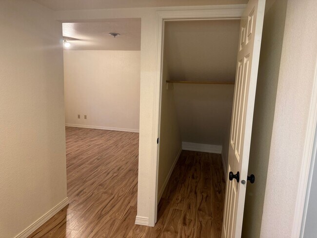 Building Photo - 201 Grandview Way