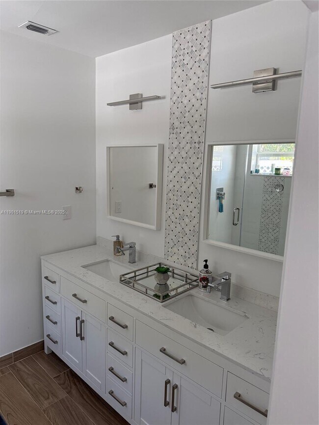 Building Photo - 1637 SE 1st St