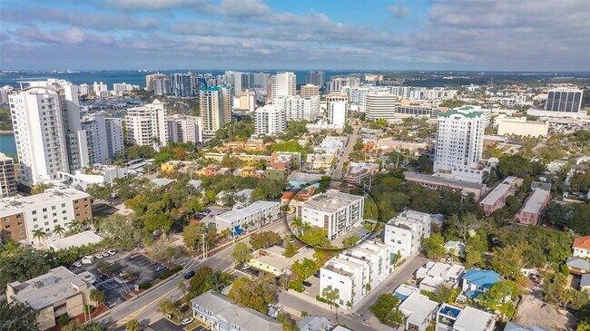 Building Photo - 635 S Orange Ave