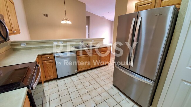 Building Photo - Available August 2026 - 2 bedroom + Office Penthouse condo new paint, carpet, Whirlpool appliance...
