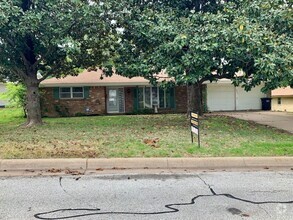 Building Photo - Coming Soon! Spacious 3 Bedroom, 2 Full Ba...