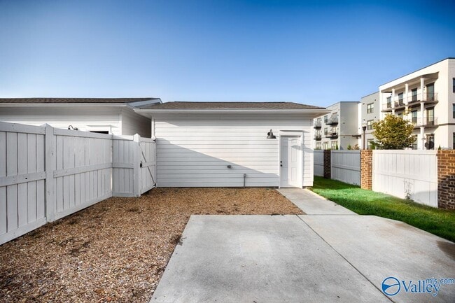 Building Photo - 200 St Louis St