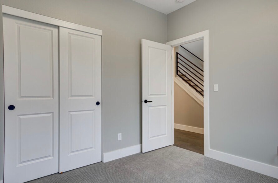 Building Photo - 6049 NE Flanders St