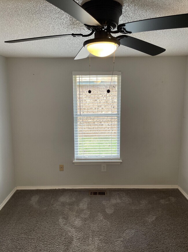 Building Photo - 2134 Lonnie Ln