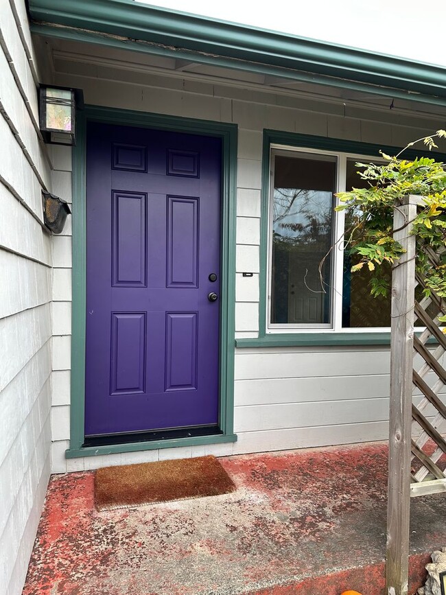 Building Photo - 2 Bedroom/ 1 Bath House in Eureka, Single car Garage with Washer & Dryer included!!