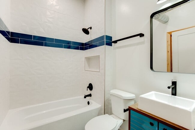 Building Photo - Amazing 2 bedroom, 2 bathroom 1,330 sf hom...