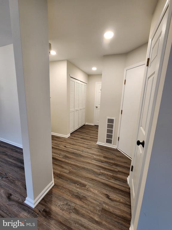 Building Photo - 12 Pondview Ct