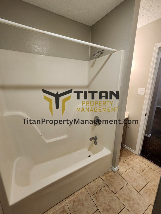 Building Photo - 2bed/2bath End-Unit Apartment with Fenced Yard