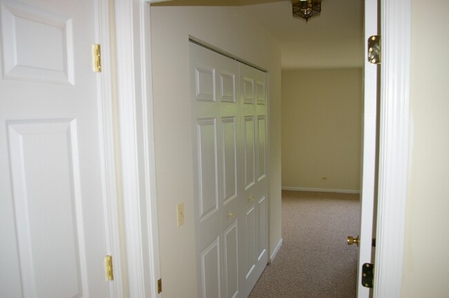Building Photo - 315 Creekside Dr